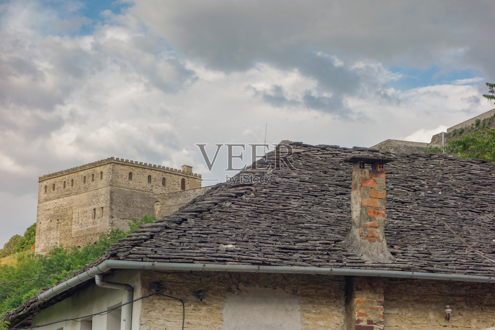 阿尔巴尼亚吉罗卡斯特的城市风景，拥有奥斯曼建筑风格的石屋顶。照片摄影图片