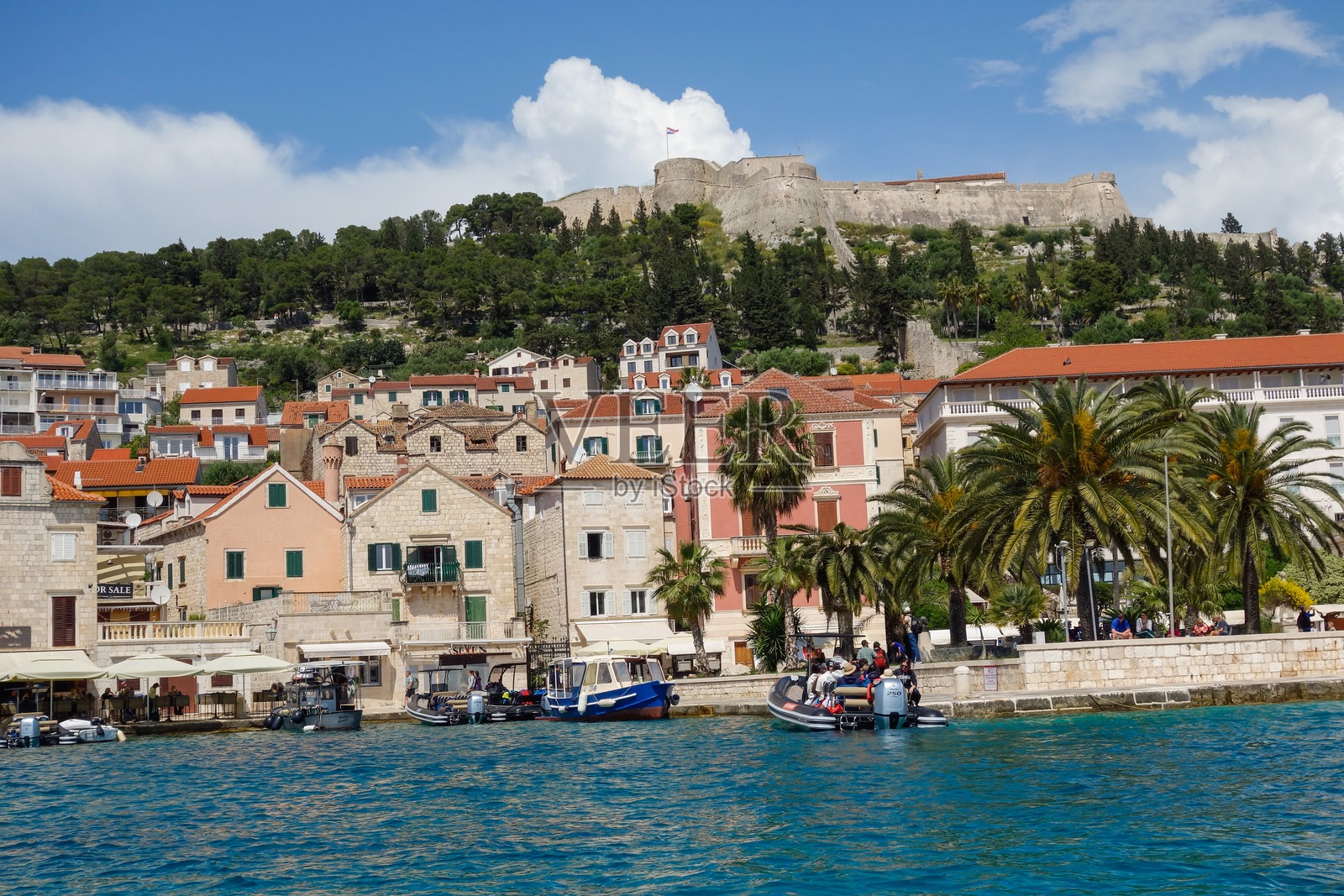 克罗地亚维斯岛:亚得里亚海古镇哈瓦尔的海湾景观。照片摄影图片