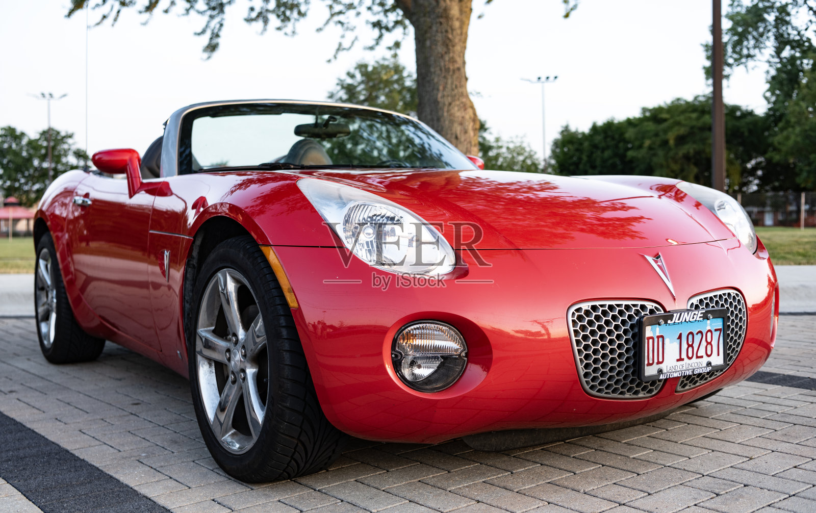 2006年庞蒂克Solstice敞篷车。庞蒂克Solstice红色汽车。庞蒂克Solstice户外。红色汽车停在汽车展上，侧面视角。照片摄影图片