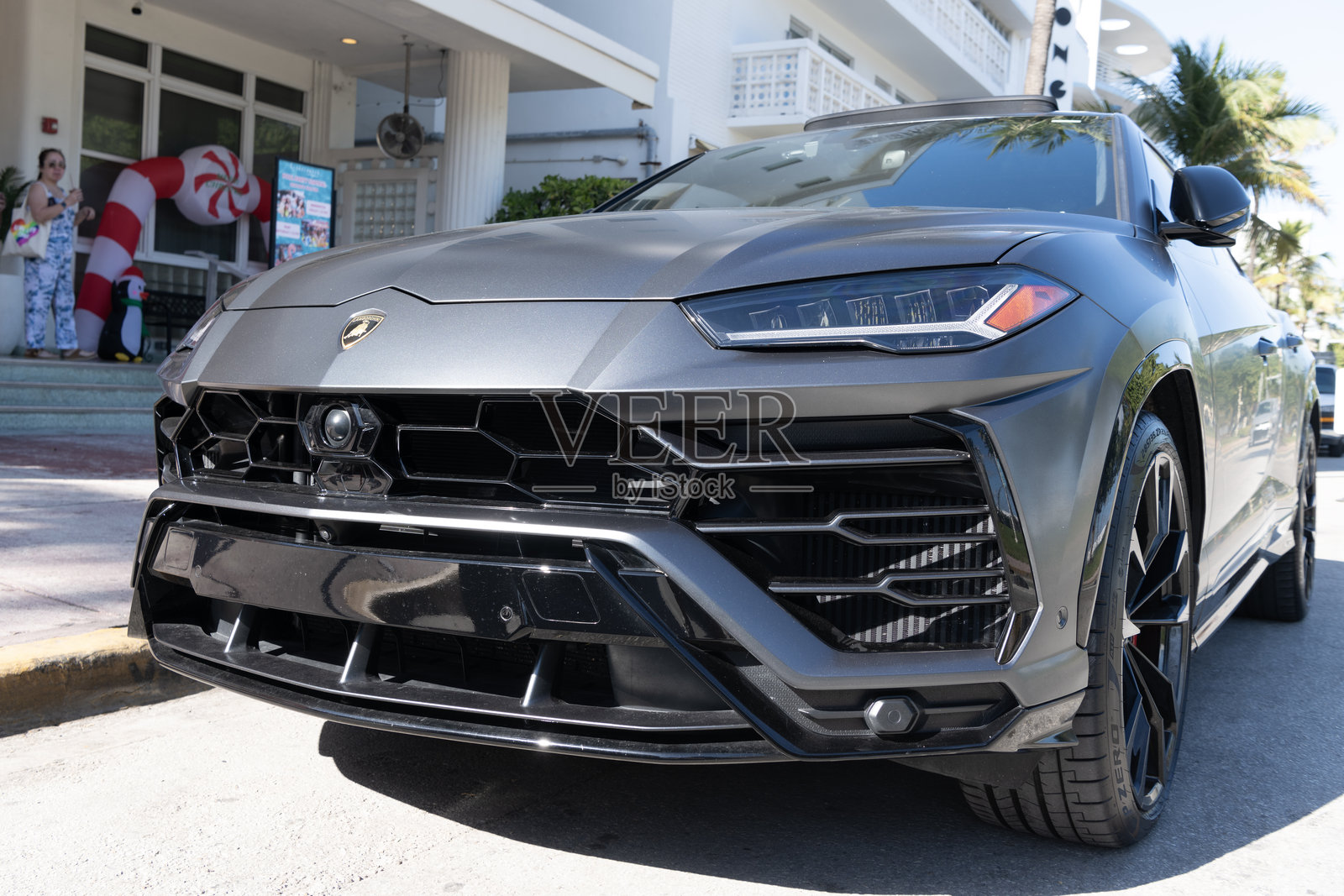 2020年兰博基尼Urus豪华SUV，哑光黑色。豪华SUV车型兰博基尼Urus。黑色兰博基尼Urus停放在户外。兰博基尼Urus，侧面视角。照片摄影图片