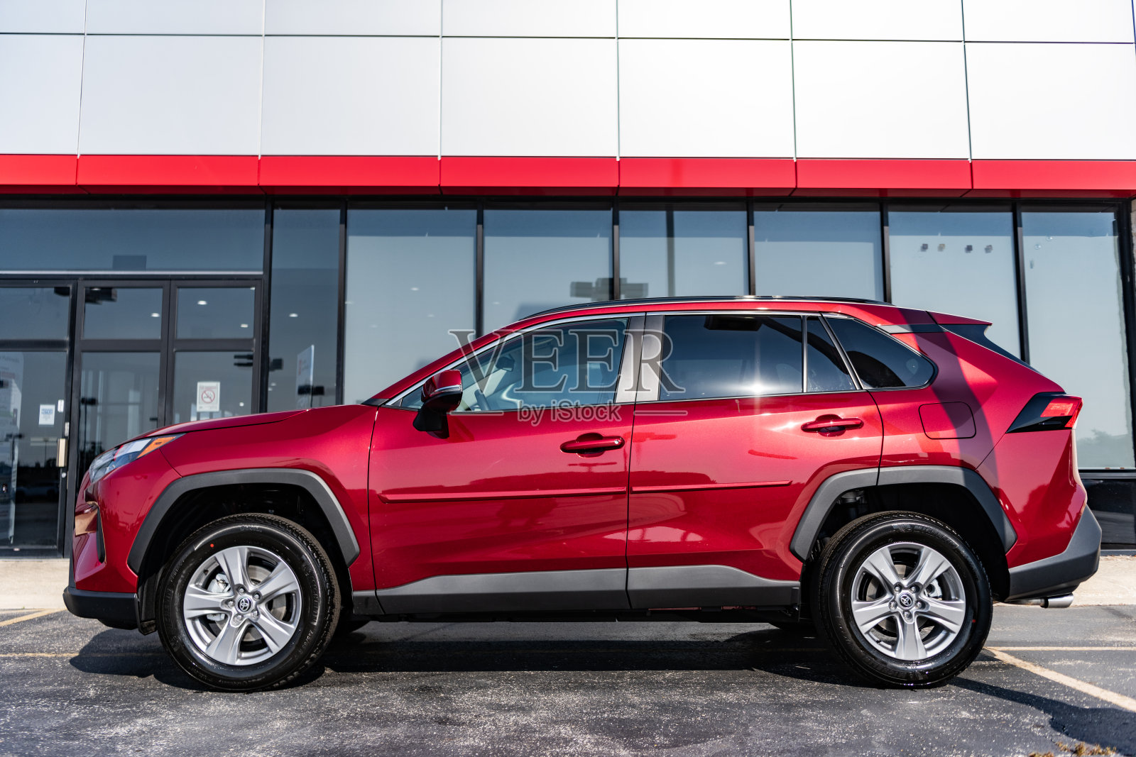 2024年丰田RAV4跨界SUV。丰田RAV4 SUV类型的豪华跨界车。停在户外的丰田RAV4。丰田RAV4侧视图。照片摄影图片