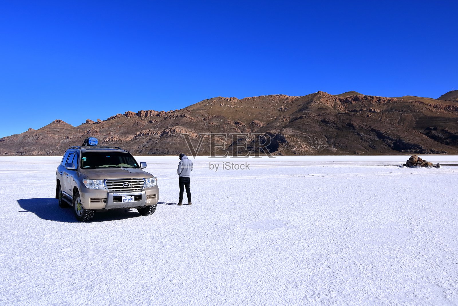 玻利维亚乌尤尼，驾车探索盐沼照片摄影图片