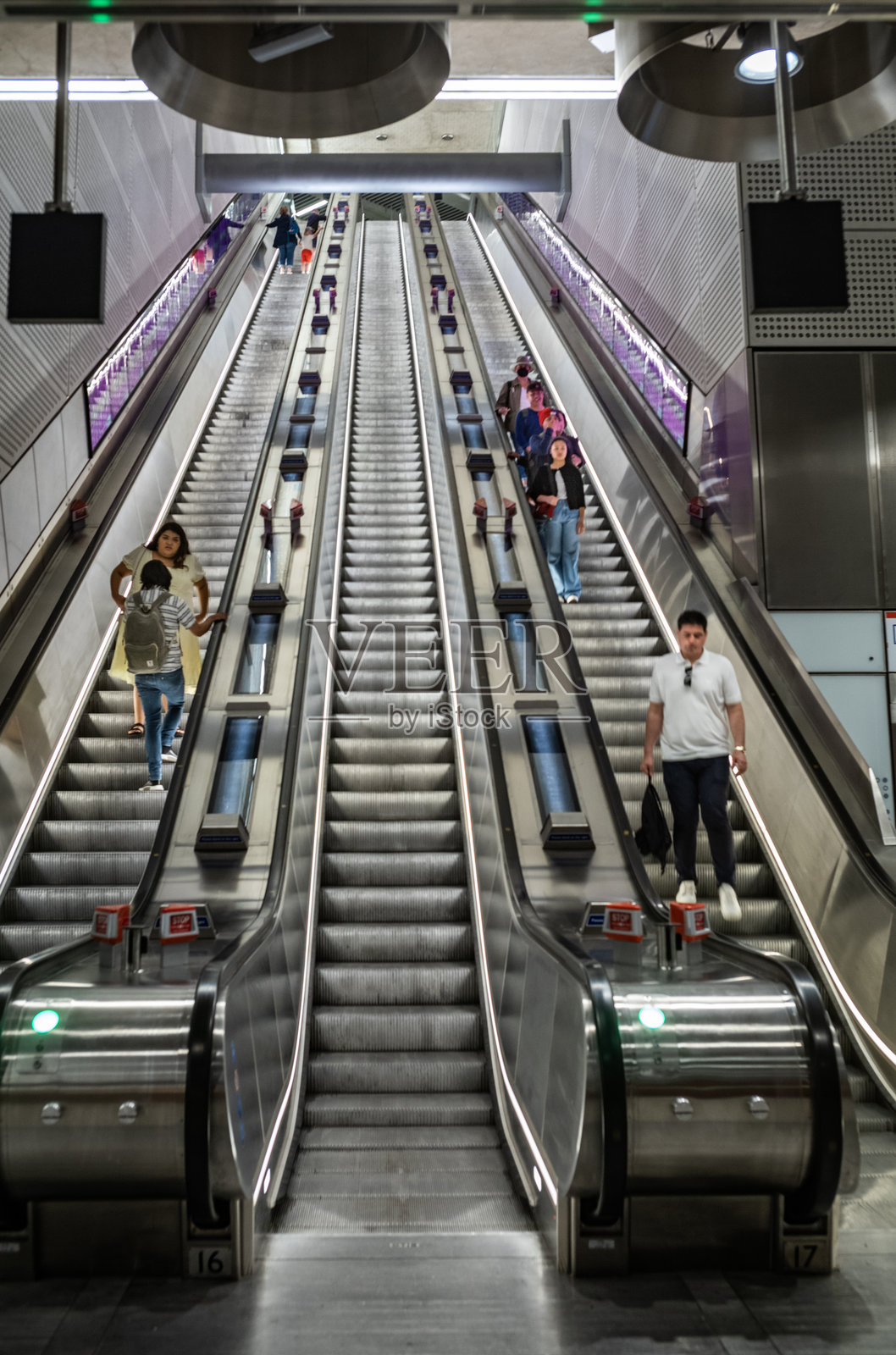 乘客们正在下扶梯前往伦敦最新的地铁线路——伊丽莎白线,该线路于2022年5月部分开放,此前因多次延误而推迟。照片摄影图片