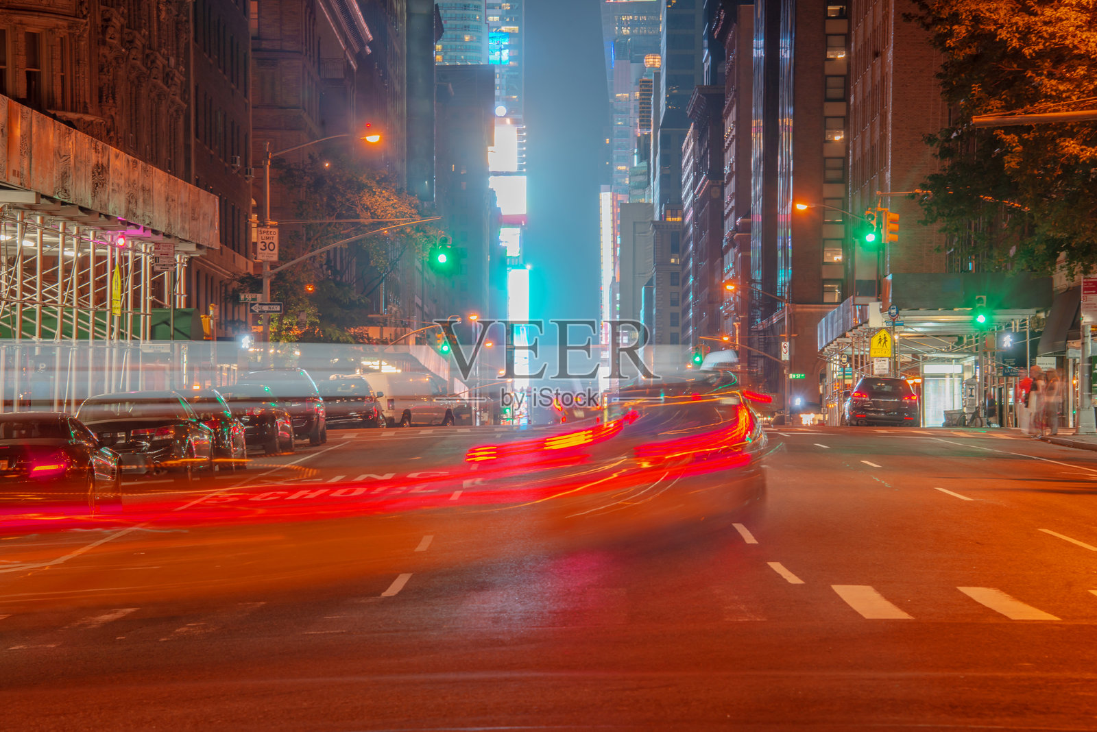 纽约夜间交通拥堵的长时间曝光照片照片摄影图片