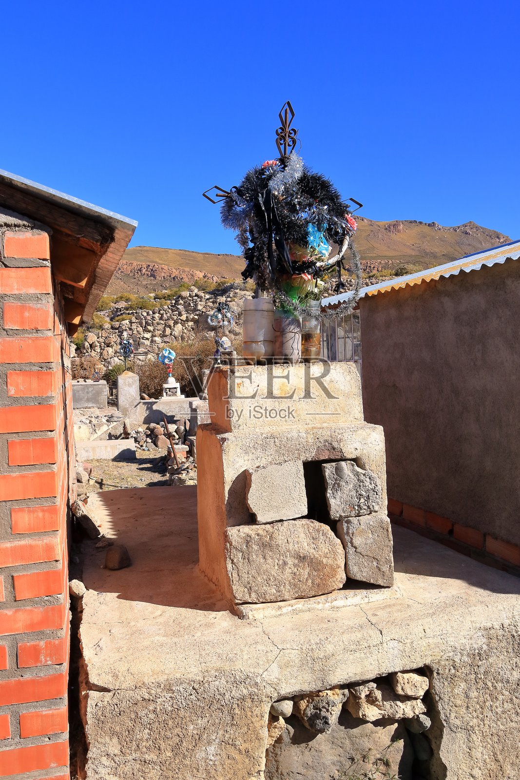 盐滩旁的小墓地景观照片摄影图片
