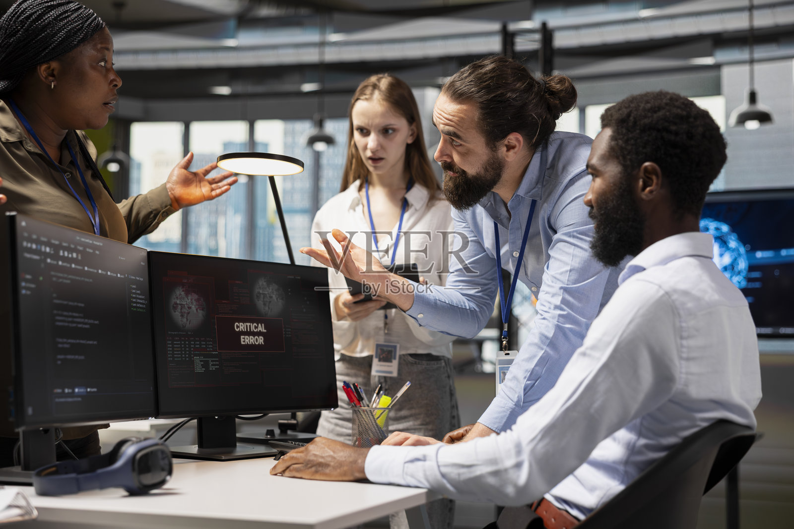 软件开发人员协作解决屏幕上的关键错误警报照片摄影图片