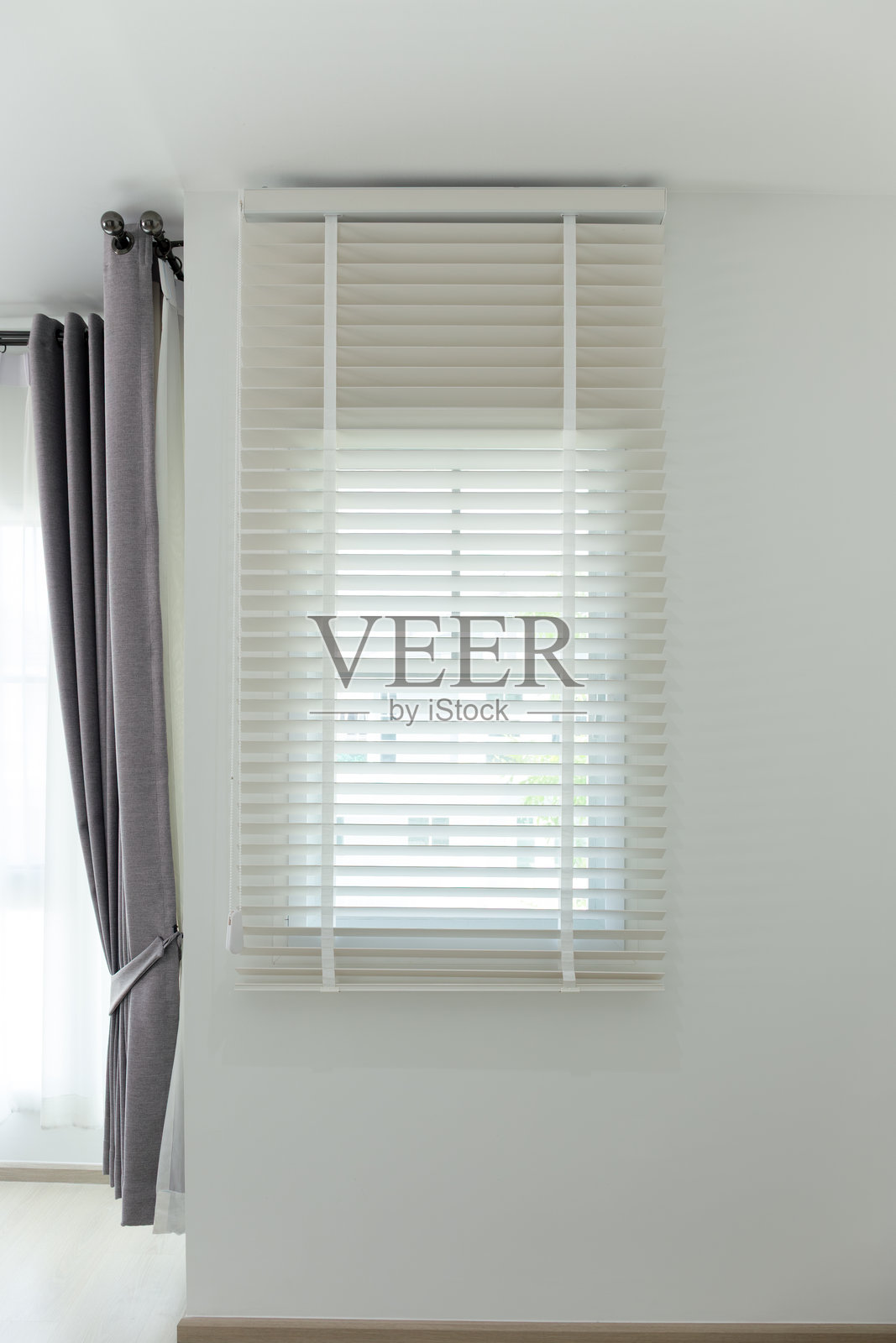 窗户上挂着遮光窗帘。照片摄影图片