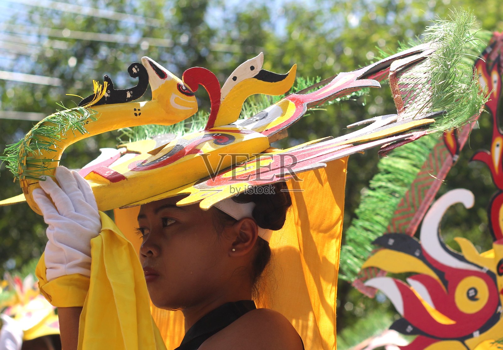 来自加里曼丹的达雅克女性在文化嘉年华上穿着传统服饰照片摄影图片