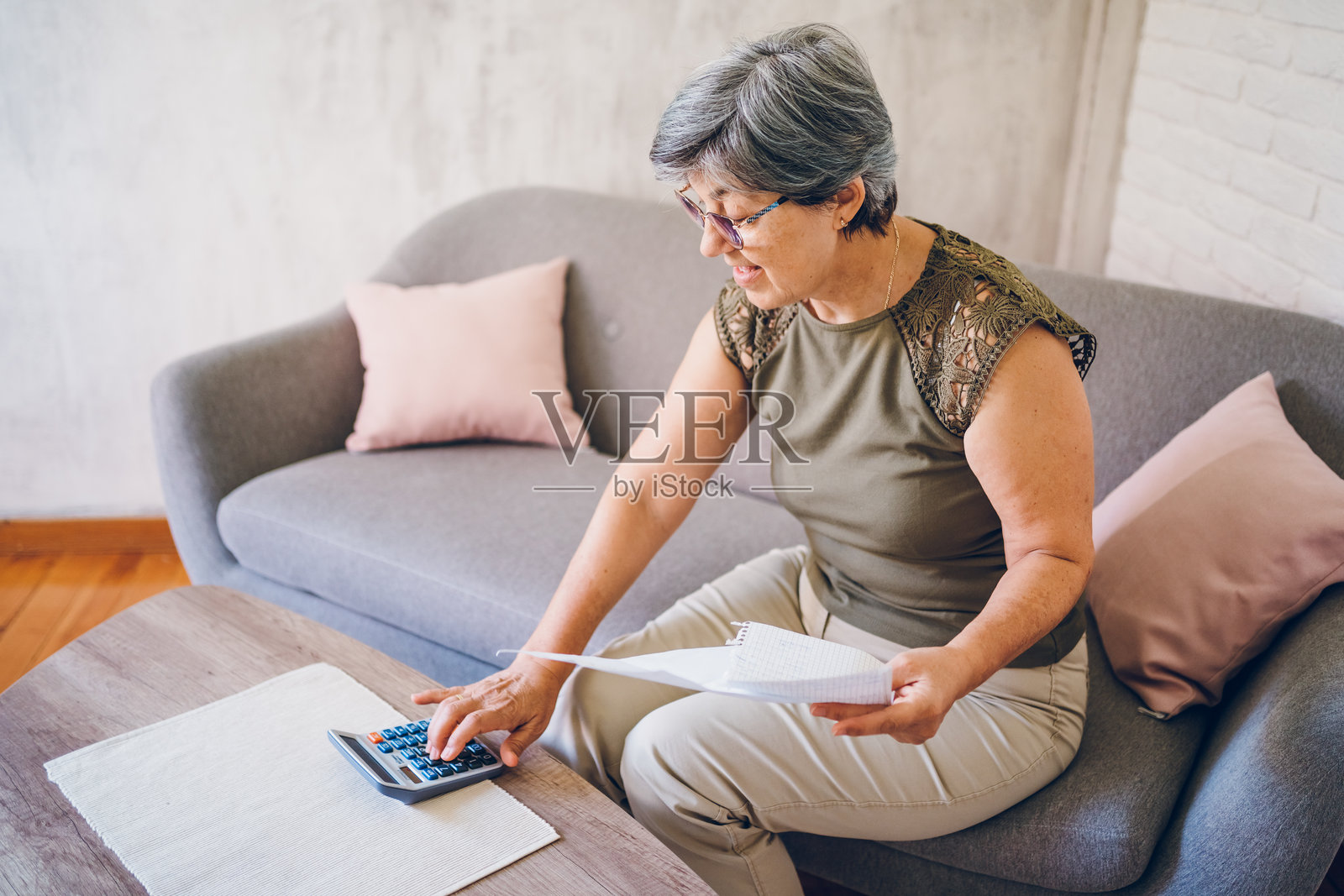 一位女性在家中查看账单照片摄影图片