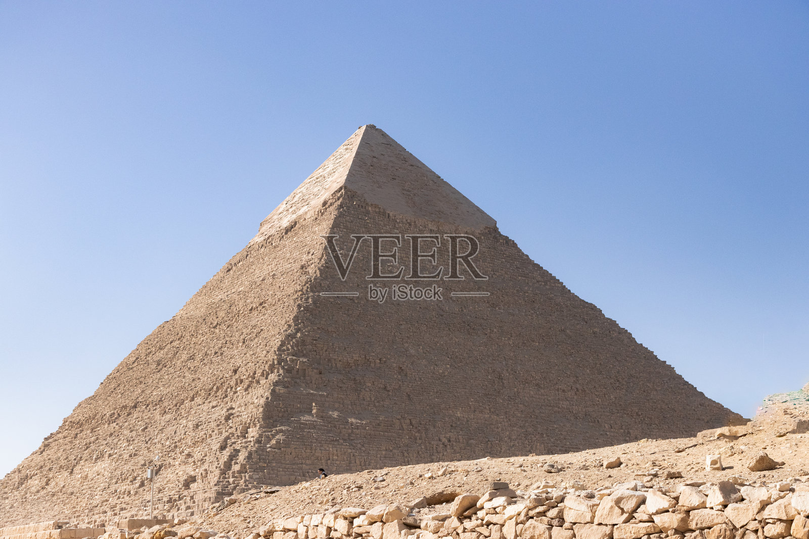 2024年3月2日开罗附近的吉萨金字塔及周边景观照片摄影图片