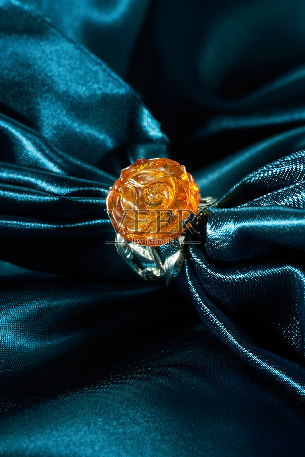 精美雕刻的琥珀戒指特写照片摄影图片