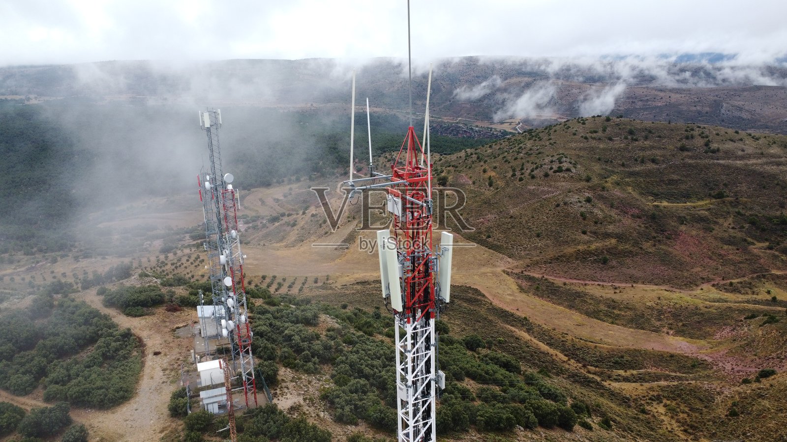带有美丽地平线的手机塔照片摄影图片