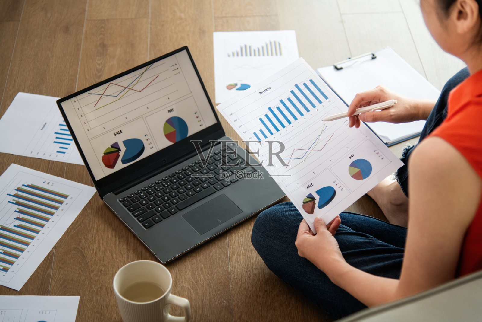 女人坐在客厅地板上工作照片摄影图片