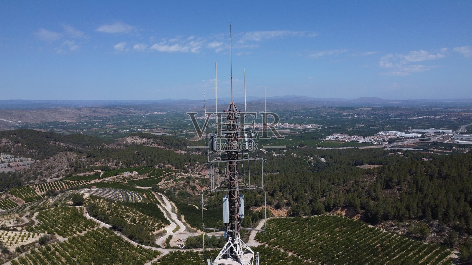 高科技塔楼矗立在岩石山顶照片摄影图片