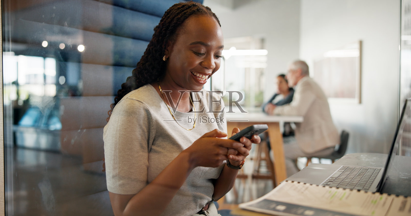 商务女性在咨询亭中使用手机进行财务建议、投资聊天和客户邮件。金融顾问、混合工作和快乐的人在办公室小隔间中使用智能手机进行研究。照片摄影图片