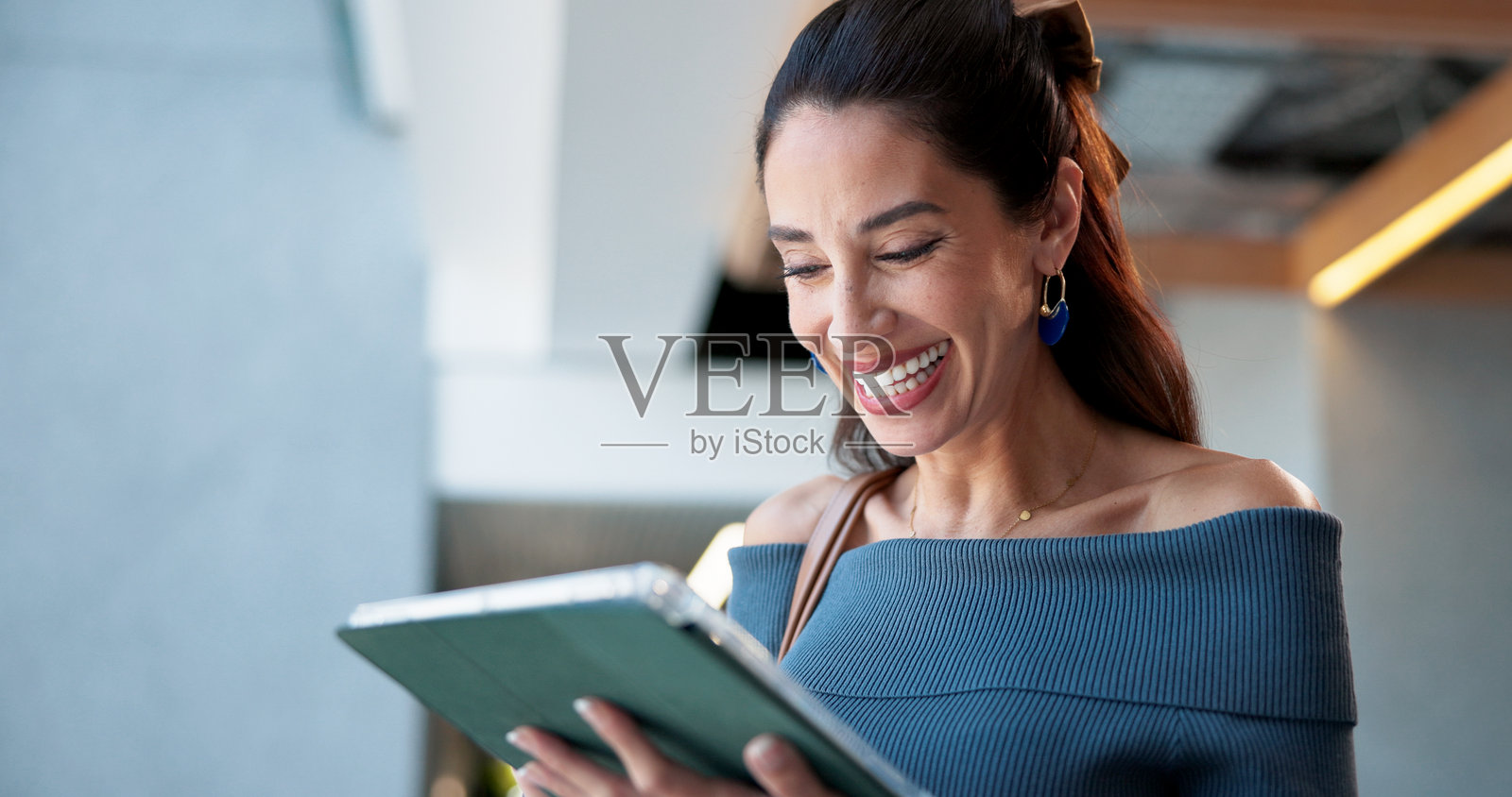 快乐的女性在办公室使用平板电脑进行研究、预订航班和获取旅行信息。微笑的女性和数字化的日程安排、在线票务以及为工作旅行浏览网站。照片摄影图片