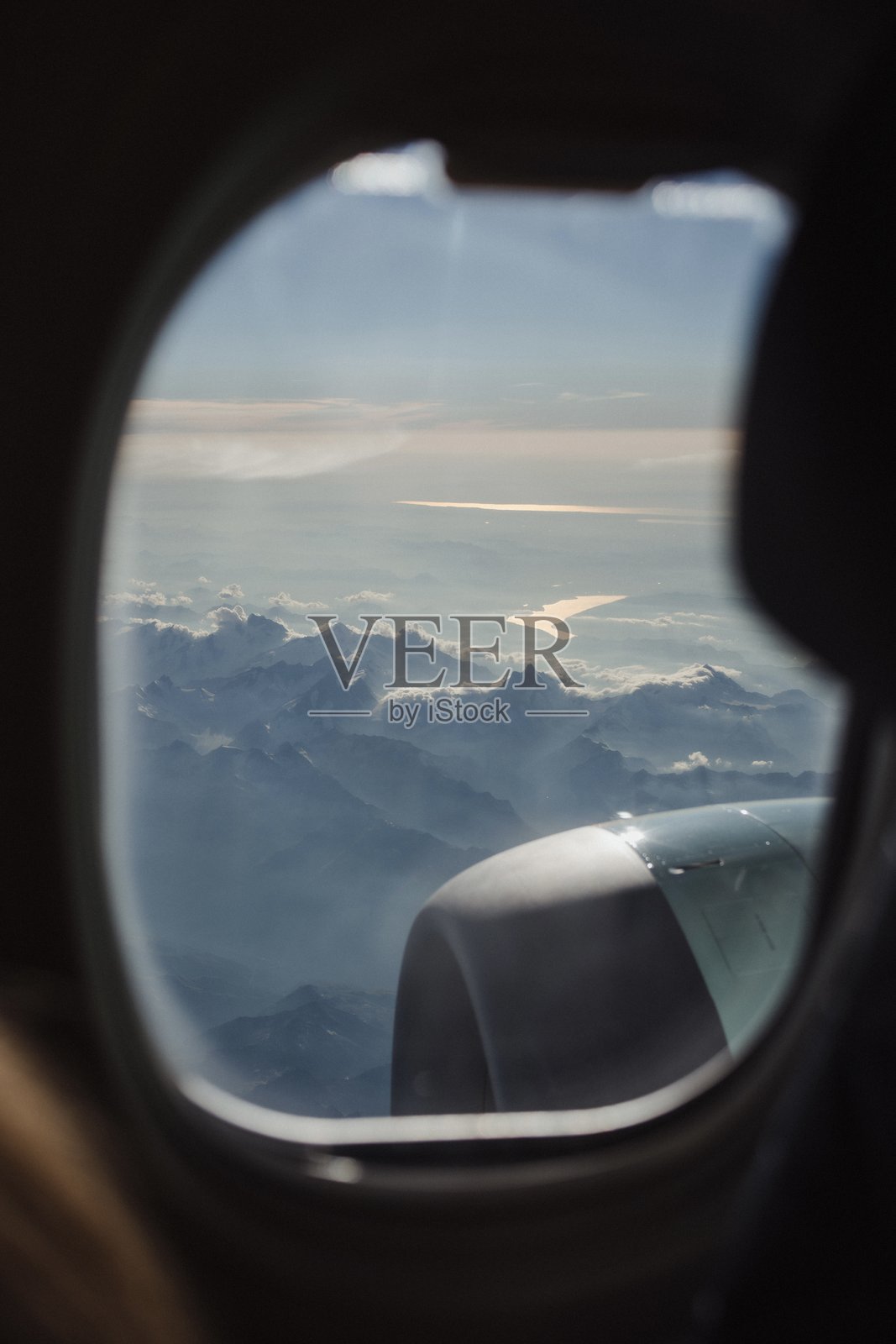 从飞机窗户俯瞰阿尔卑斯山脉的鸟瞰图照片摄影图片