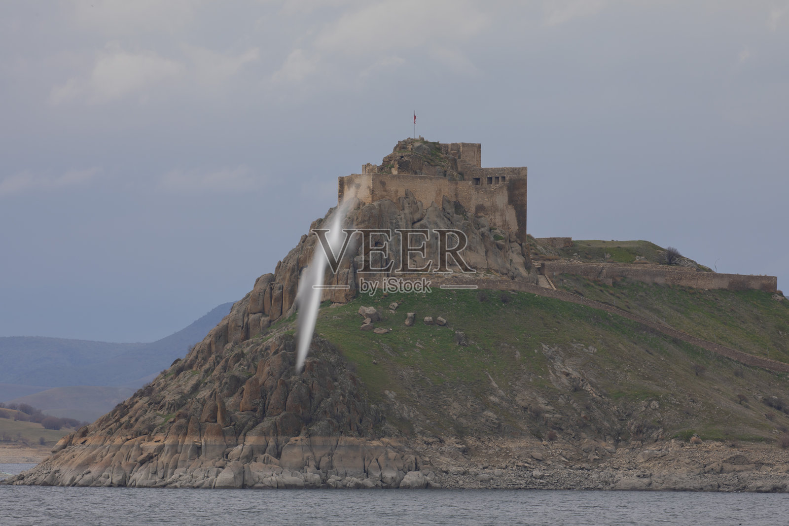 佩尔特克城堡是位于东部省份图恩杰利的佩尔特克区的一座城堡。照片摄影图片
