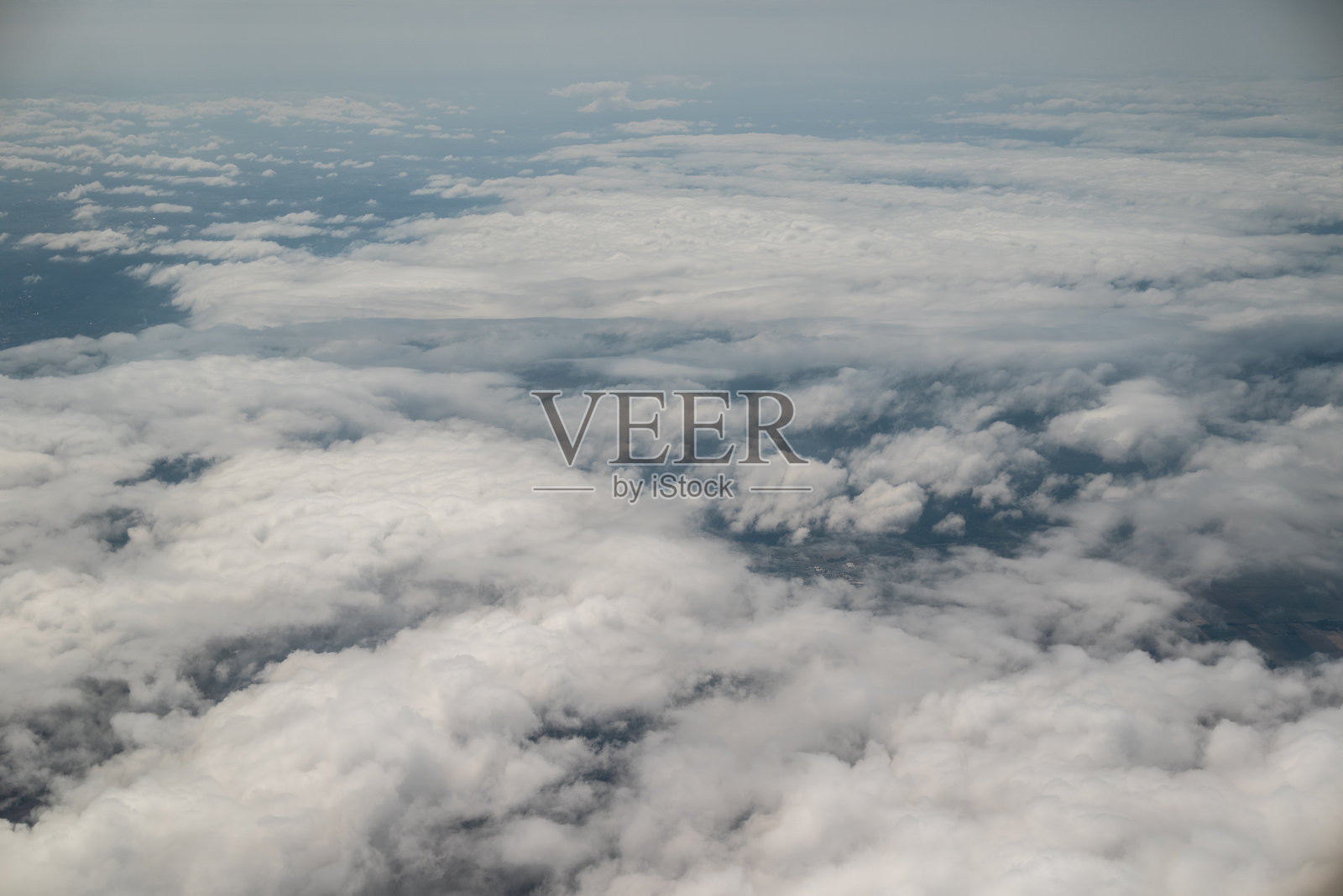 蓝天上飘着轻柔的白云和细腻的云朵的鸟瞰图照片摄影图片