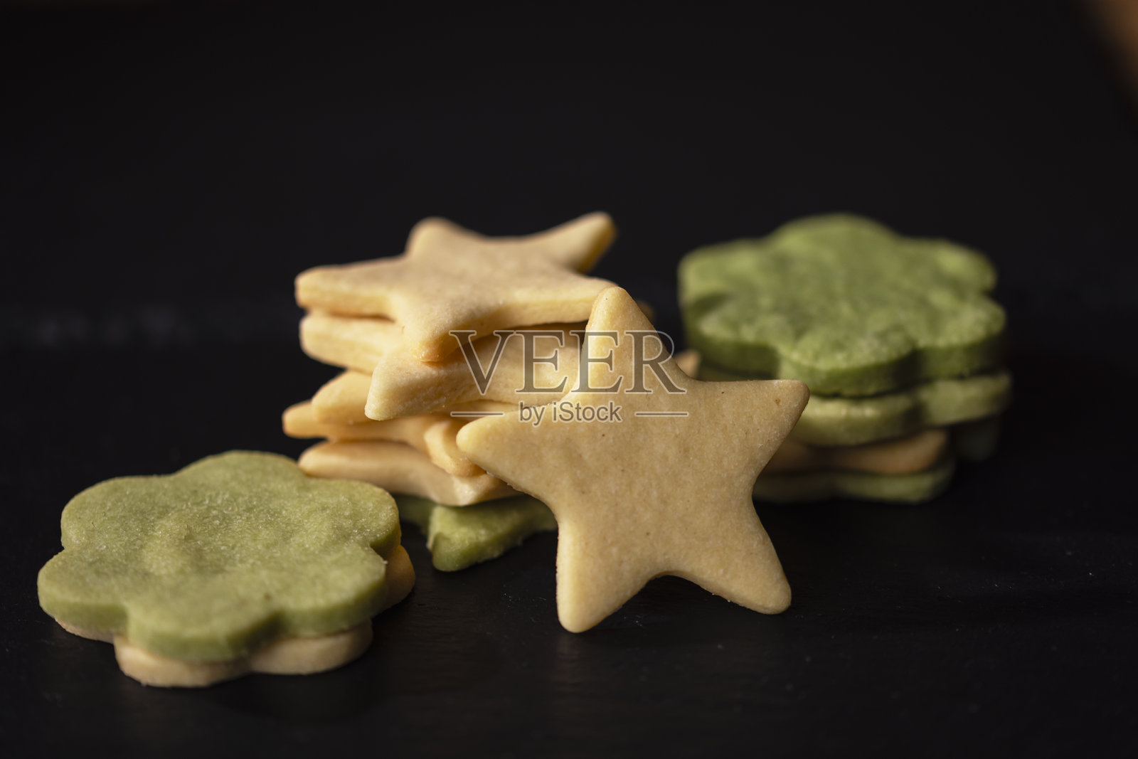 用独特形状的美味抹茶圣诞饼干庆祝节日季节照片摄影图片