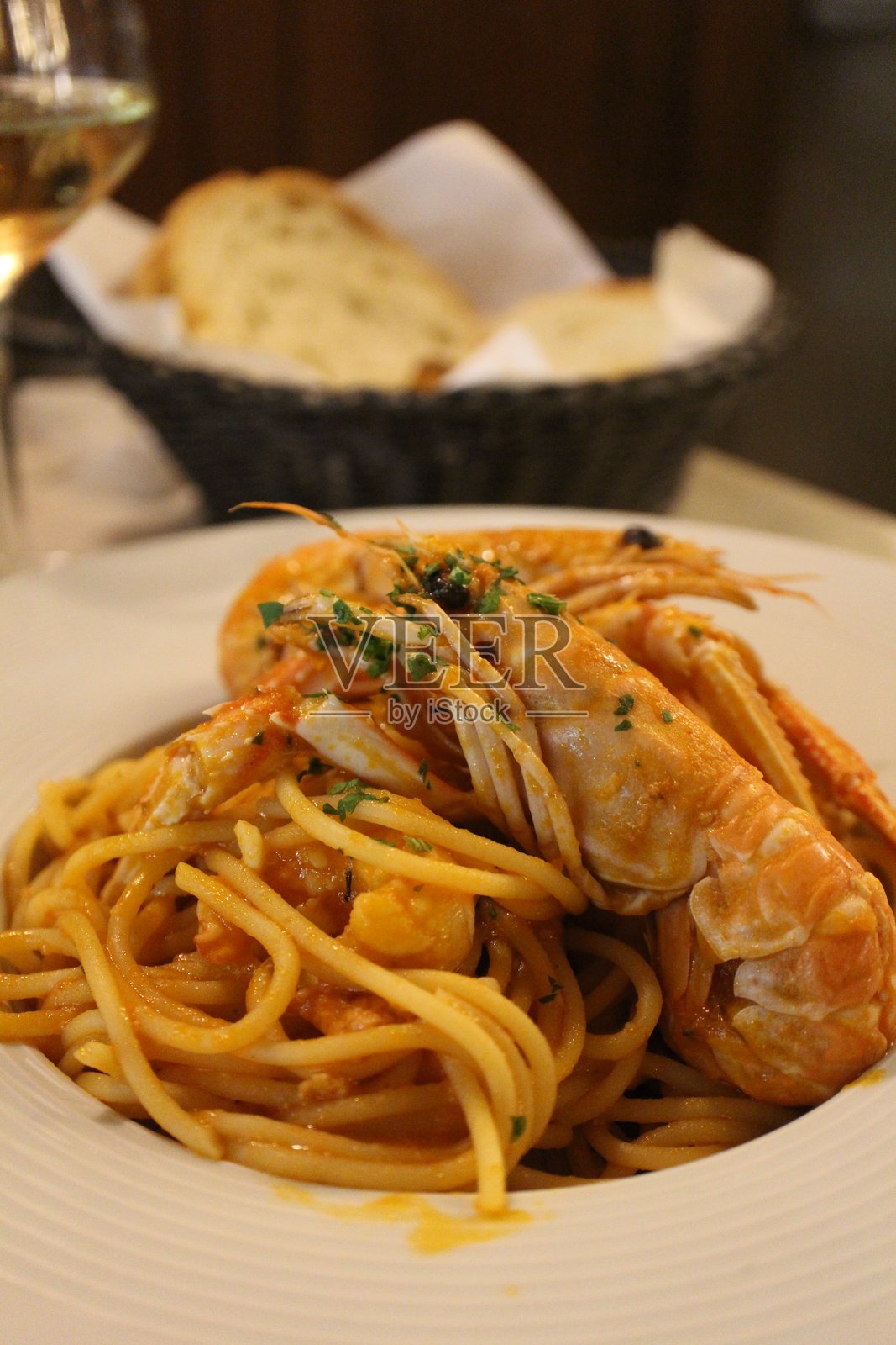 意大利美食：威尼斯的海虾番茄酱意大利面（spaghetti alla busara）照片摄影图片