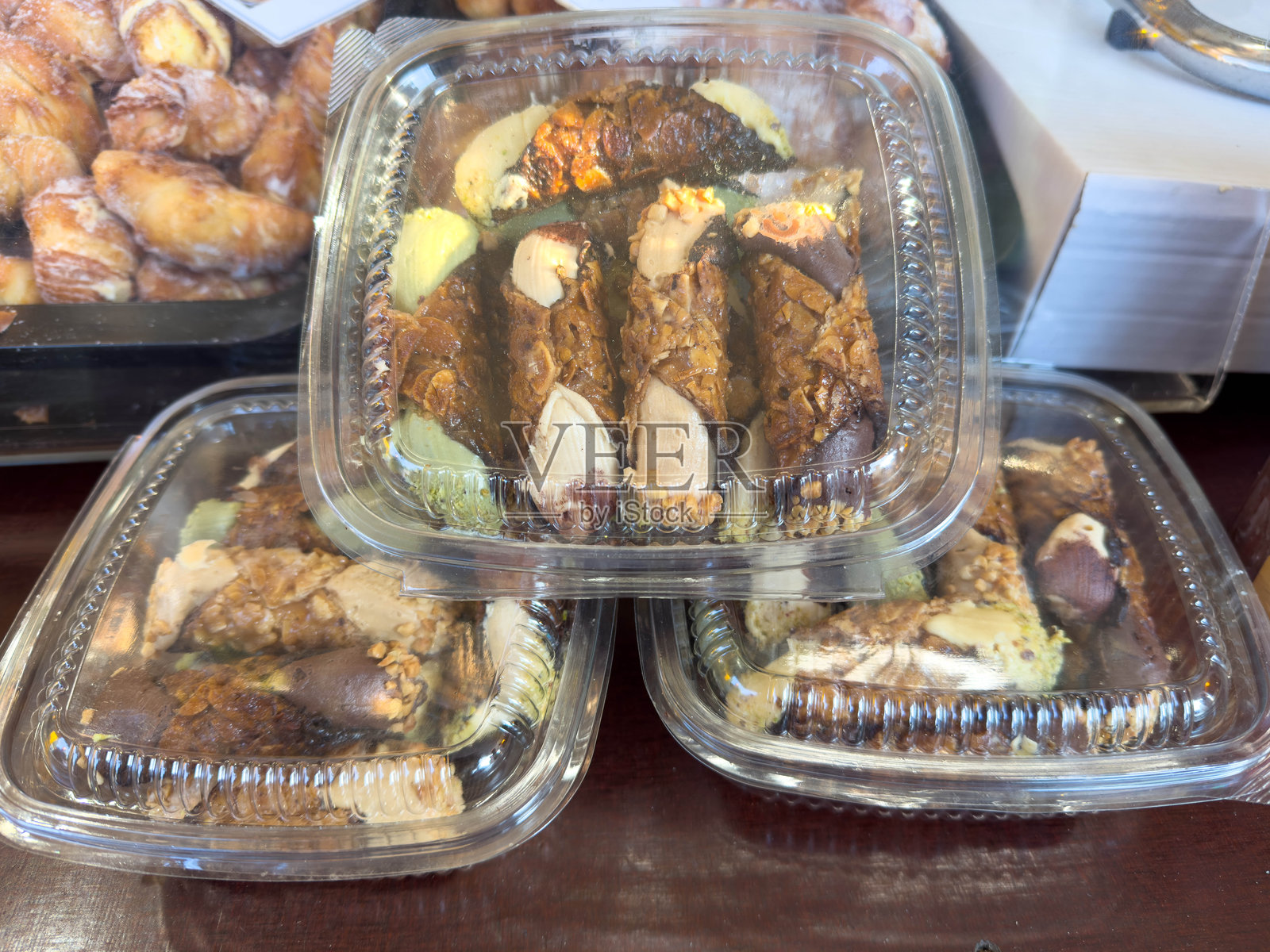 美味的意大利卡诺利在透明塑料容器中展示照片摄影图片