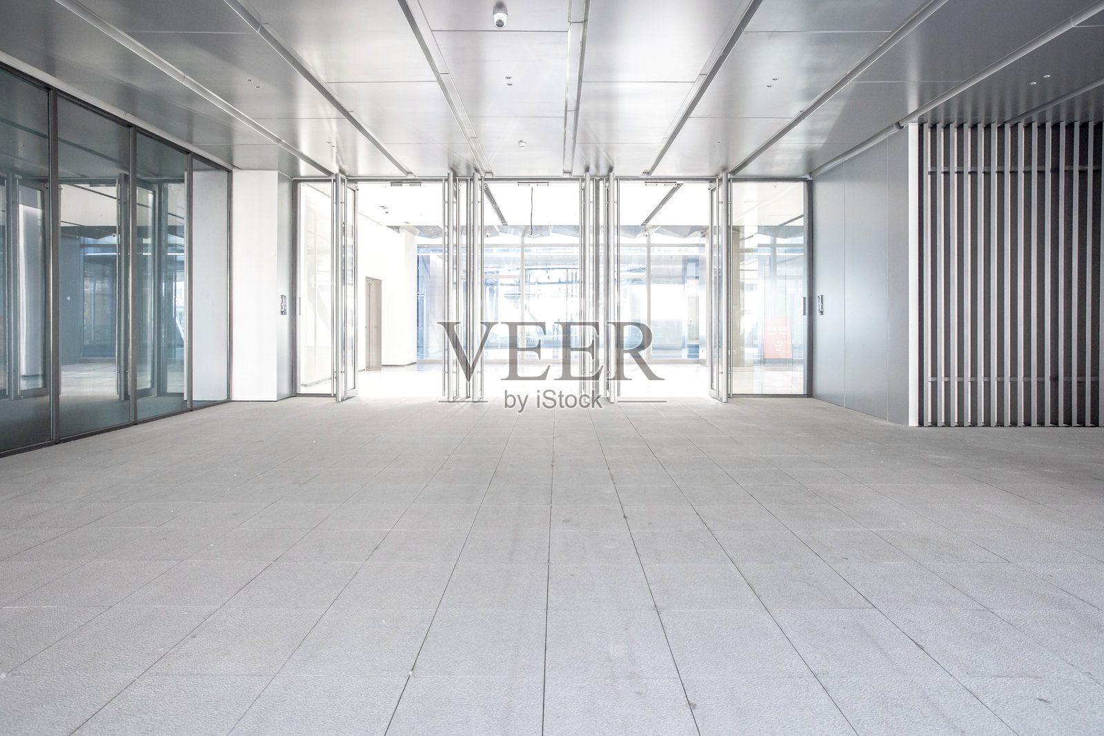 现代办公大楼中的空荡走廊照片摄影图片