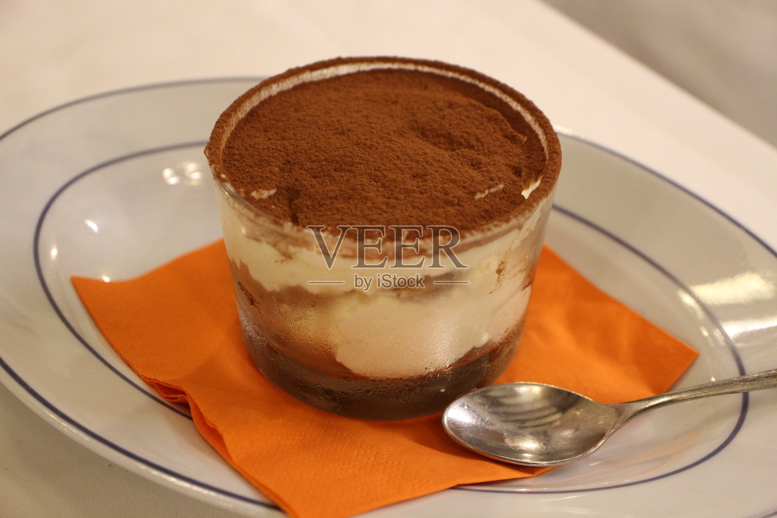 意大利甜点：威尼斯的提拉米苏照片摄影图片