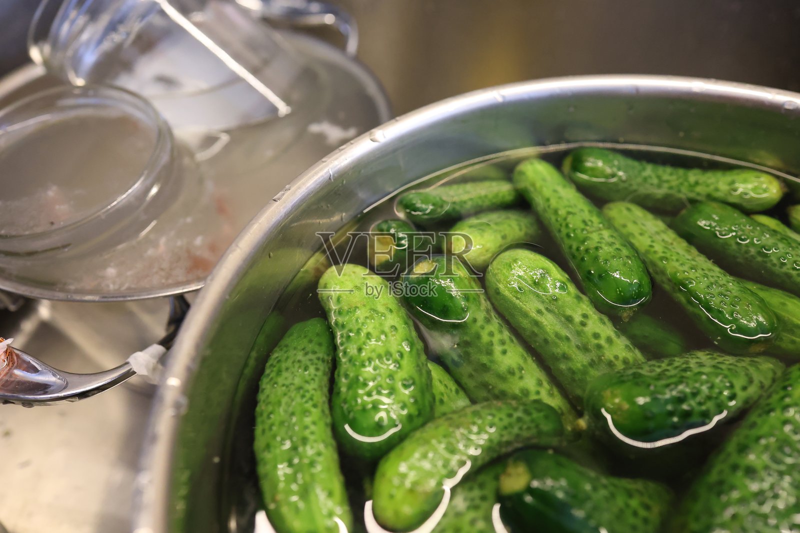 家庭厨房中准备腌制黄瓜的生活方式食品准备，广角视图照片摄影图片