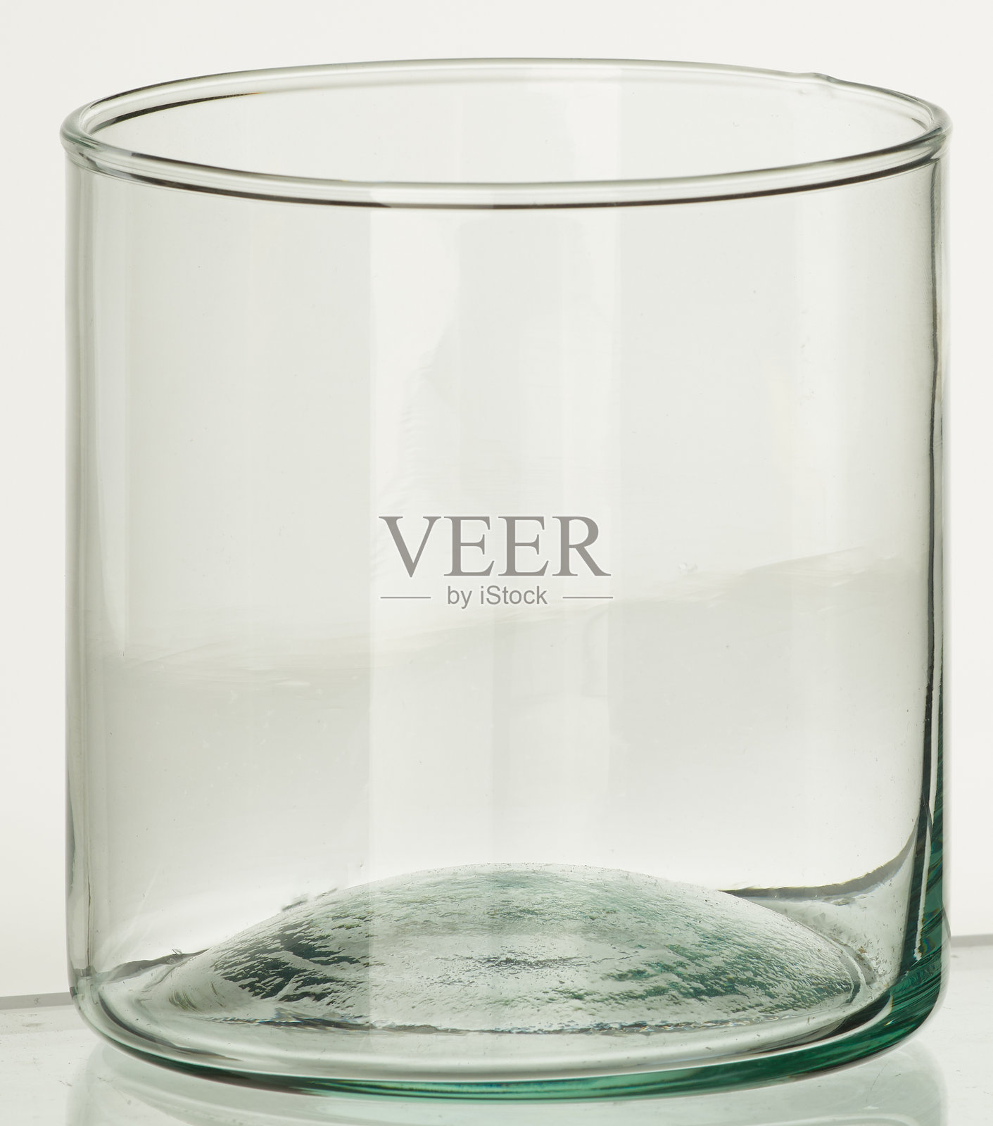 无图案的透明饮水杯，孤立在自然背景中，带有抠图路径照片摄影图片