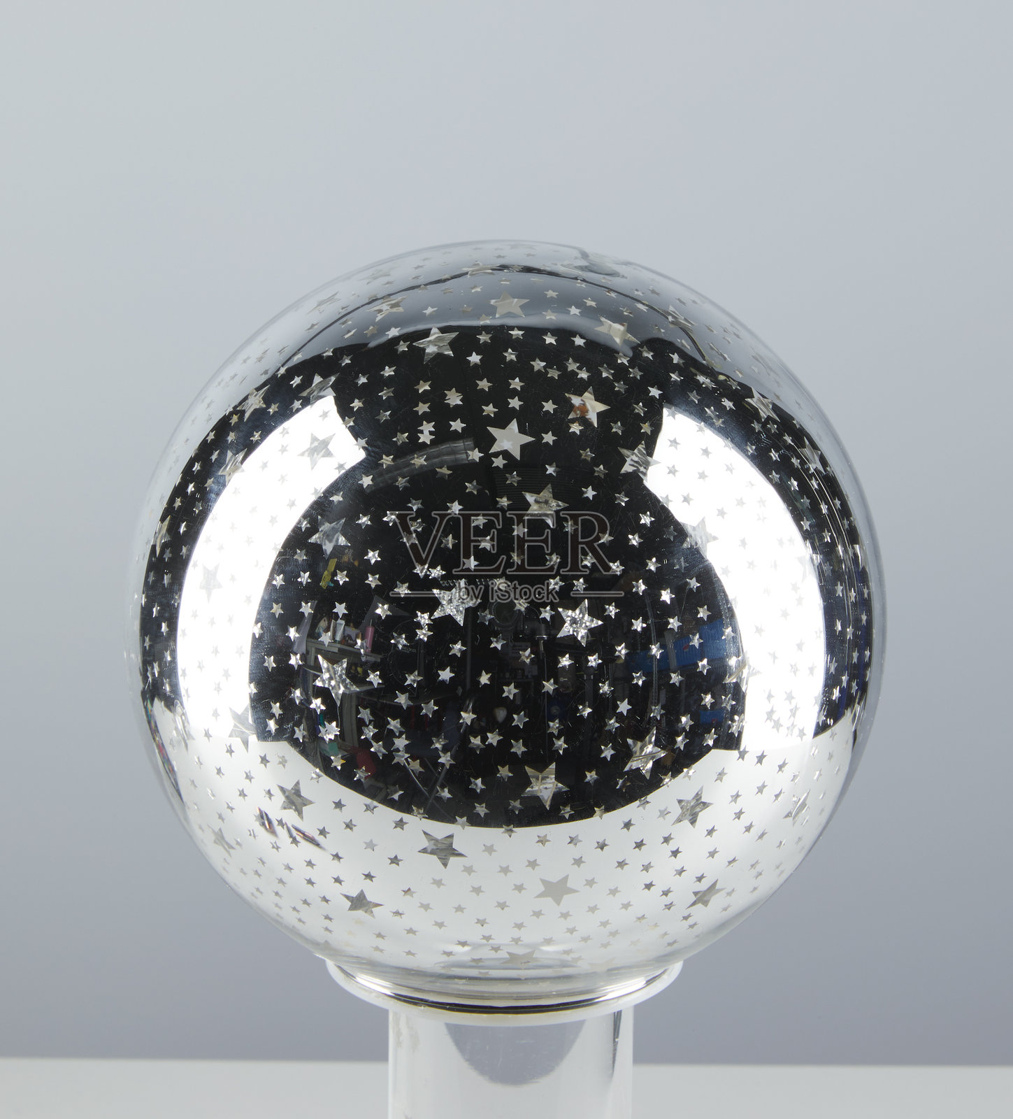 星星图案的玻璃球灯，孤立在自然背景中，带有抠图路径照片摄影图片