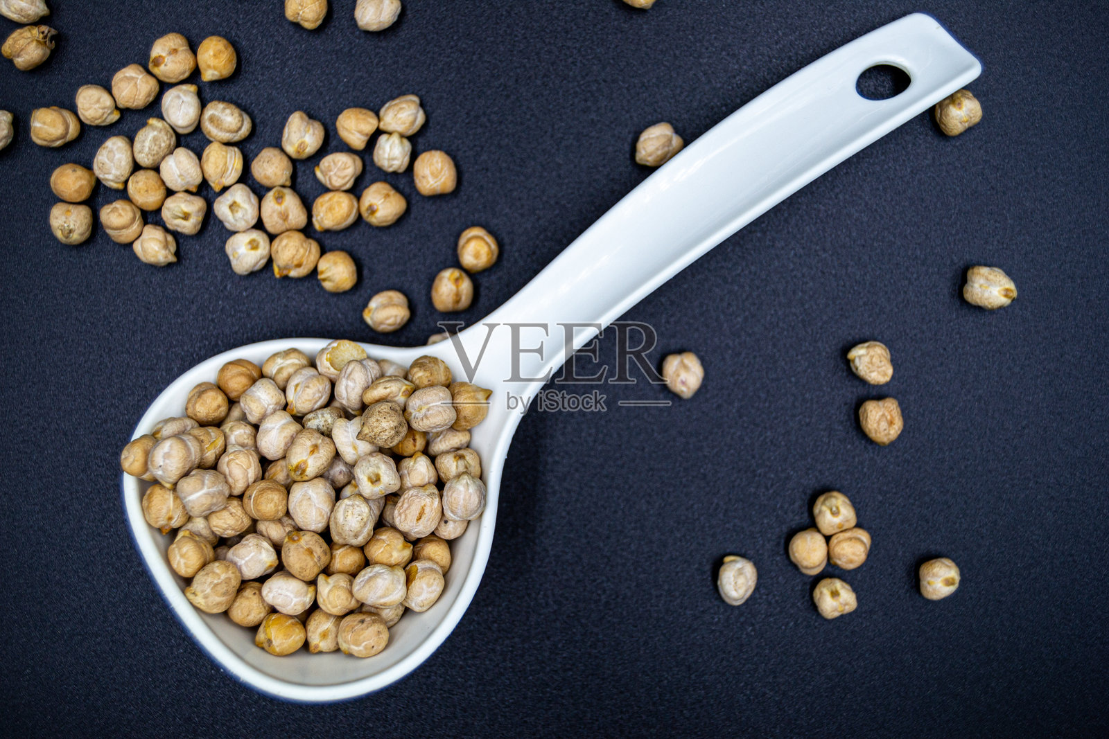 美丽的有机干鹰嘴豆，由生的孟加拉豆荚组成照片摄影图片