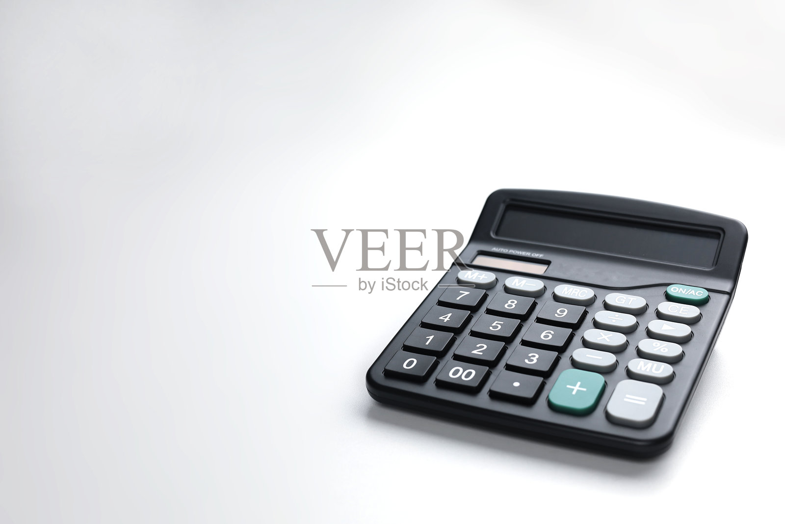 一款带有大按钮的黑色计算器。照片摄影图片