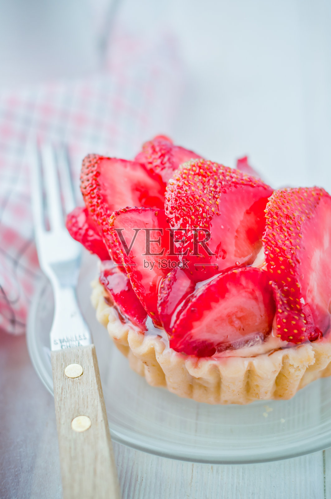 草莓挞与木柄叉照片摄影图片