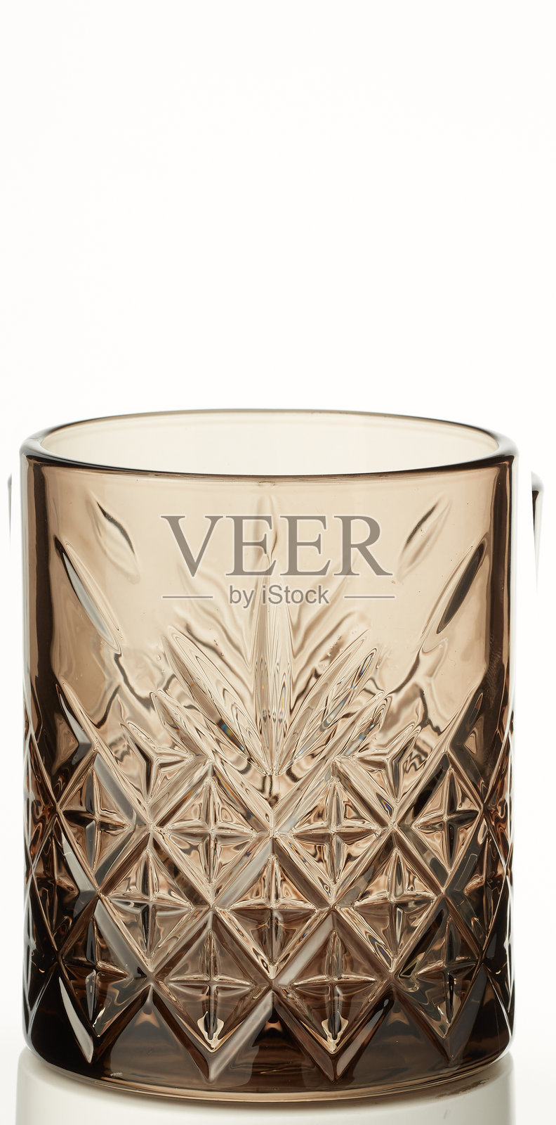 茶色透明玻璃的钻石图案，背景自然，带有抠图路径照片摄影图片