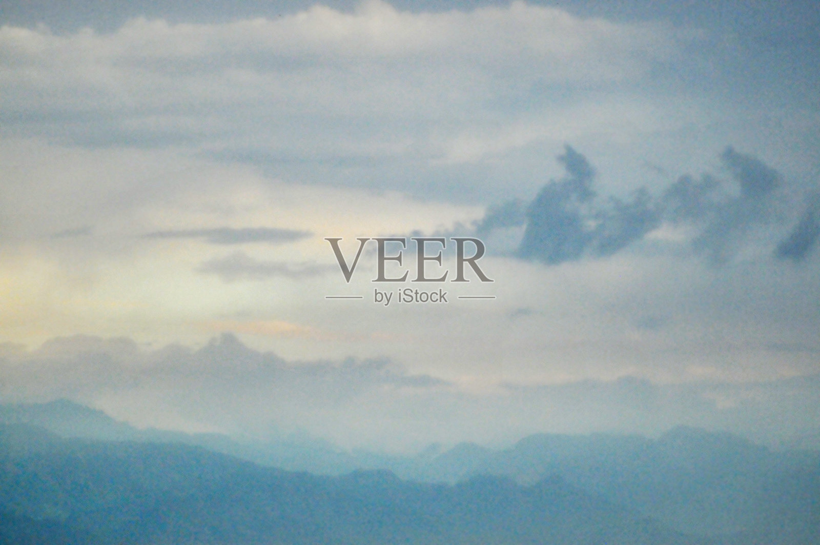 日落时分的山脉与云彩风景照片摄影图片