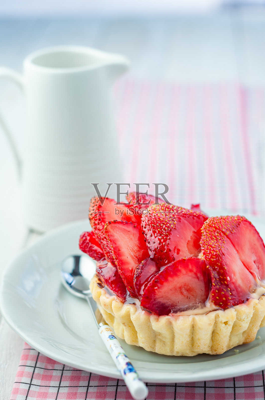 经典草莓挞配勺子和奶油壶照片摄影图片