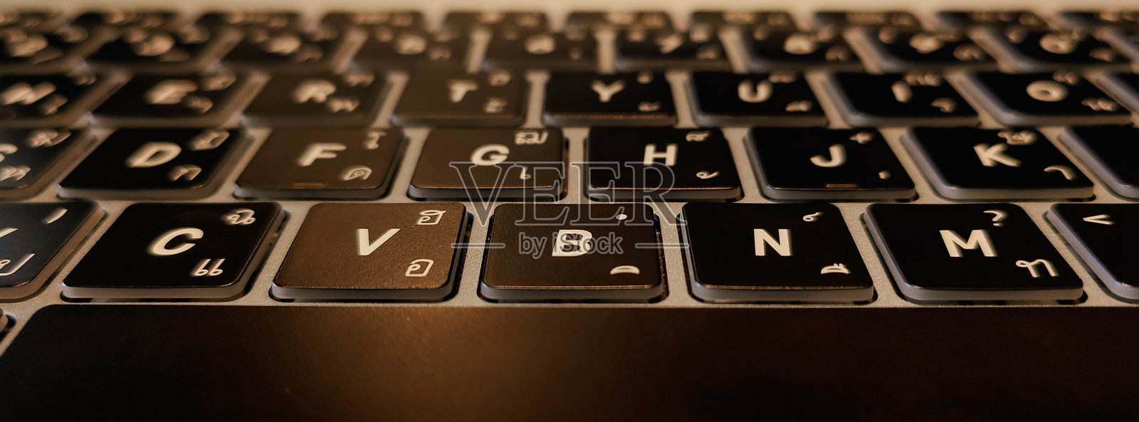 笔记本电脑键盘的特写视图。照片摄影图片