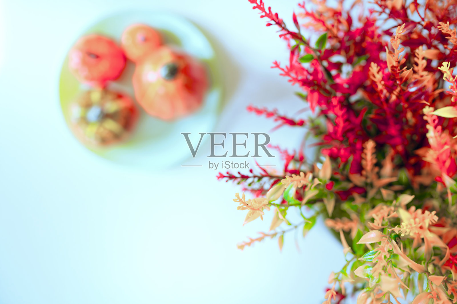 充满活力的秋季背景，配有人造花卉和季节性装饰，包含南瓜。照片摄影图片