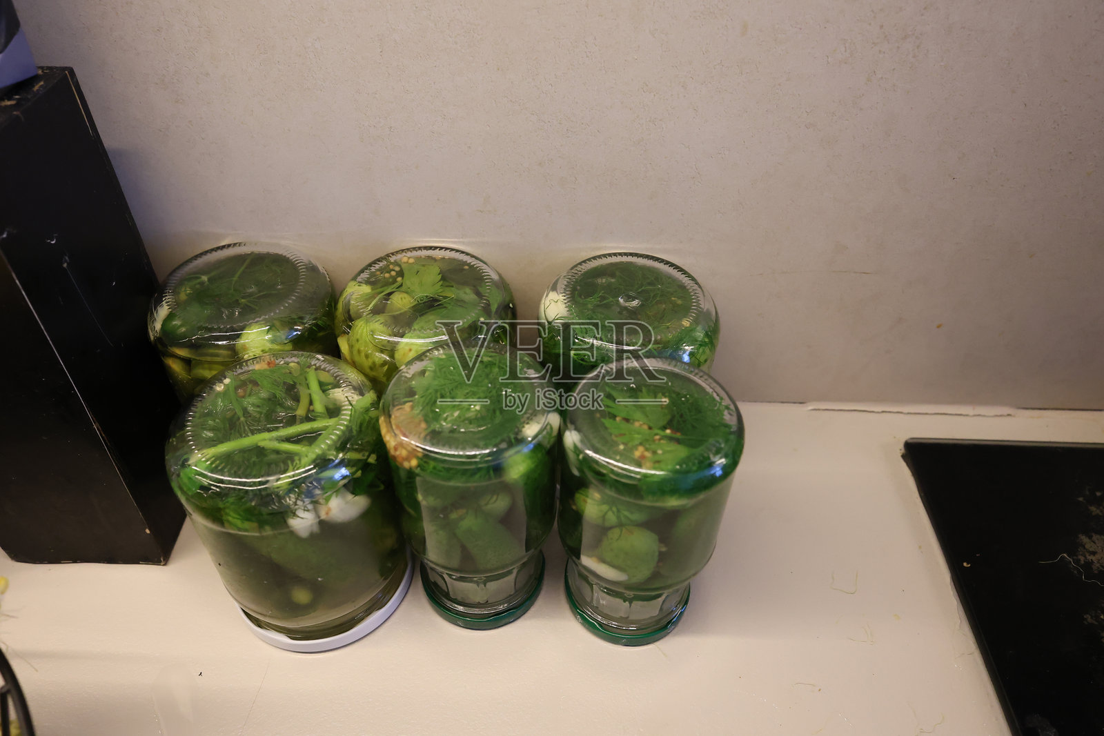 自制腌黄瓜盐水的过程 – 厨房中的生活方式广角镜头照片摄影图片