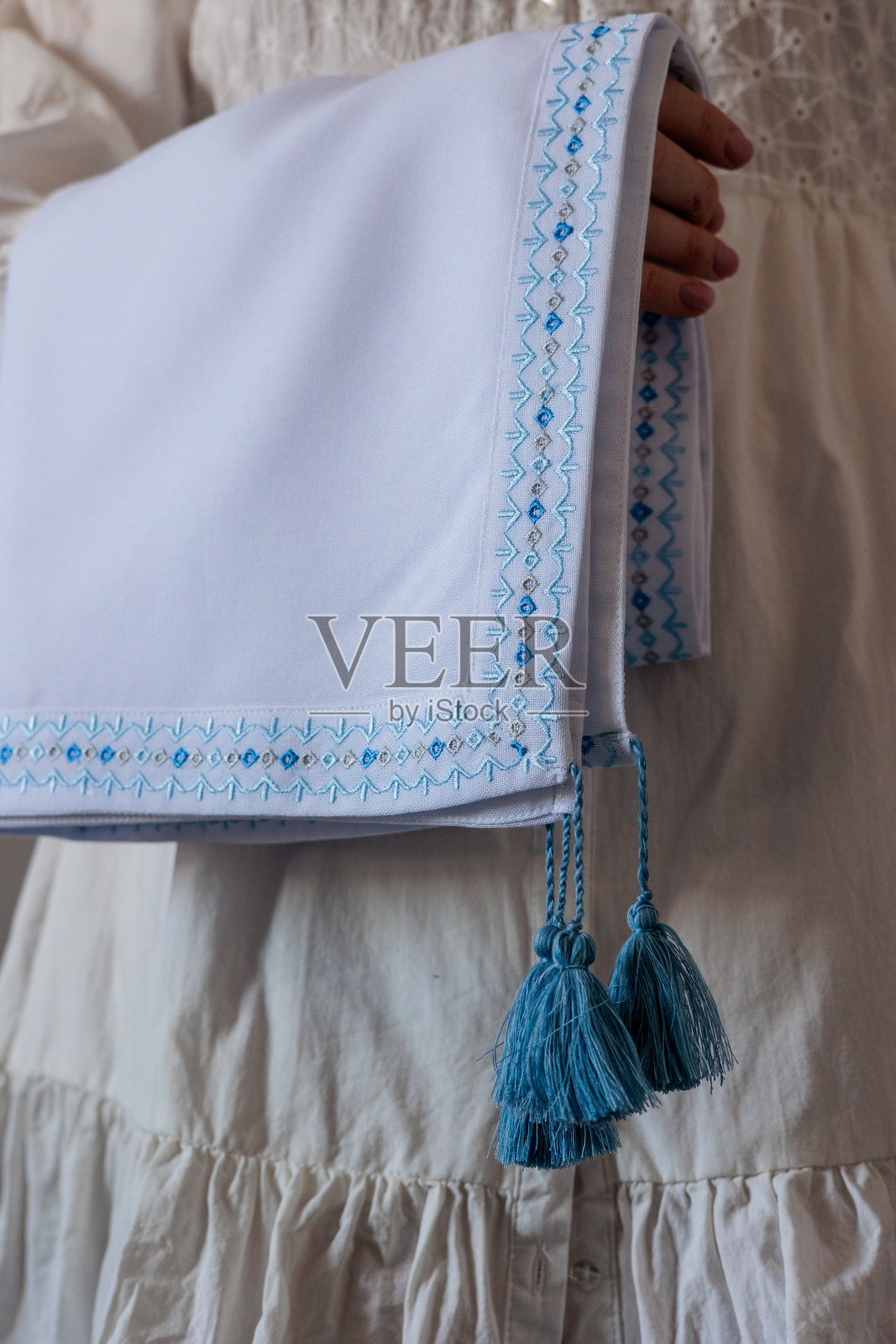 穿着刺绣白色服装的婴儿与母亲在家中照片摄影图片