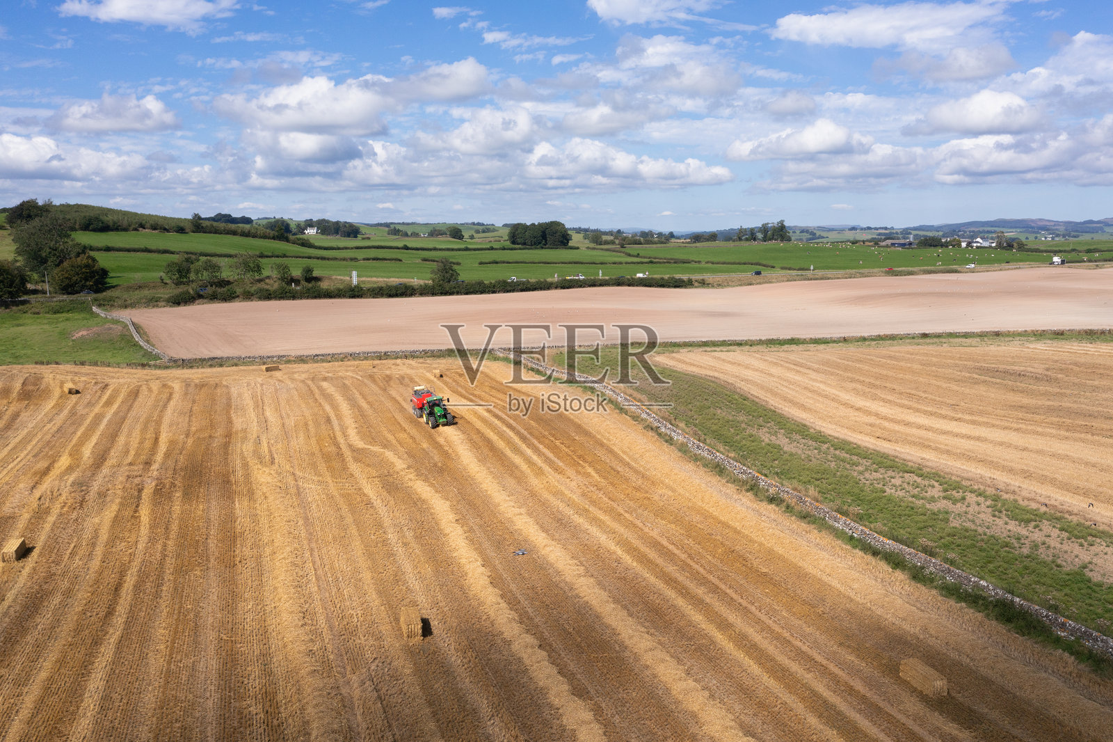 制作稻草捆的鸟瞰图照片摄影图片