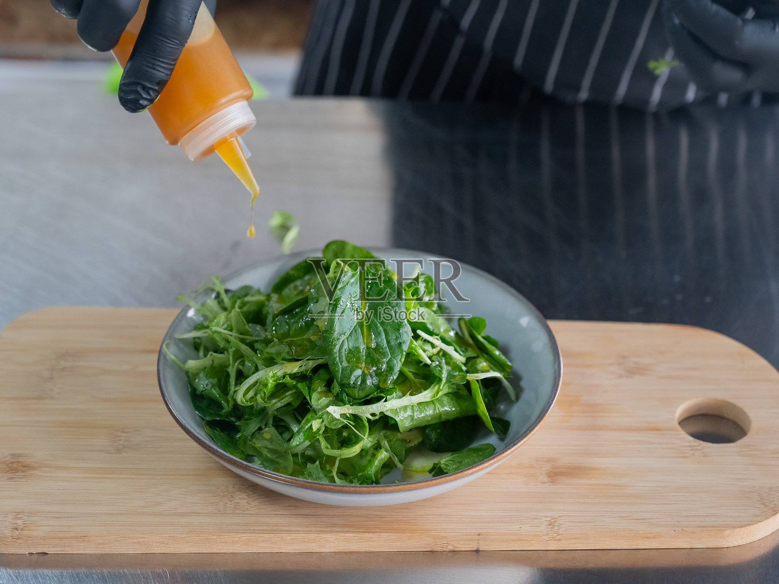 厨师正在准备沙拉。照片摄影图片