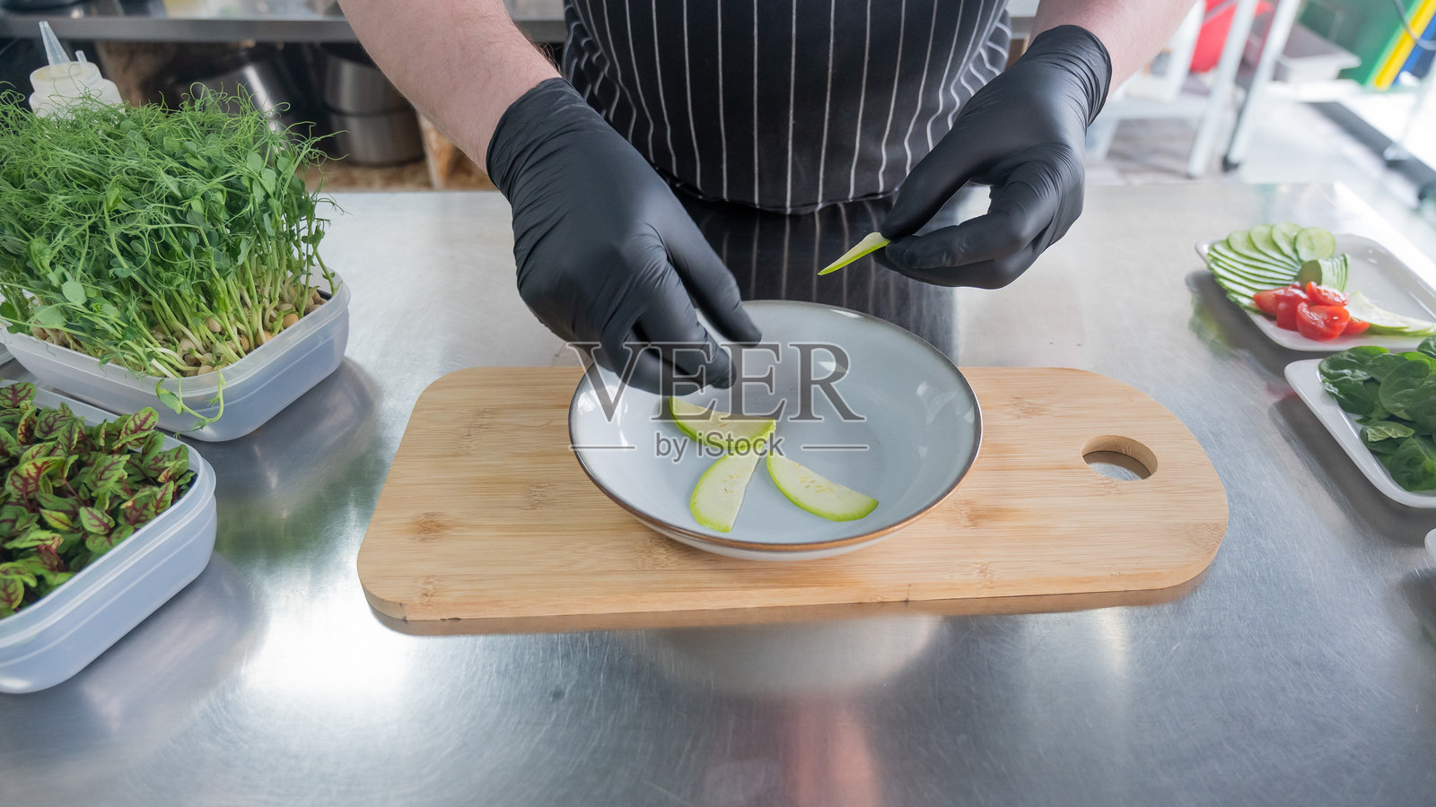 厨师摆放沙拉。照片摄影图片