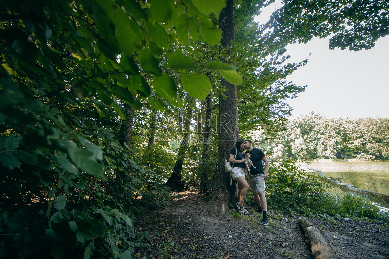 成年情侣在夏季湖边的自然环境中放松照片摄影图片