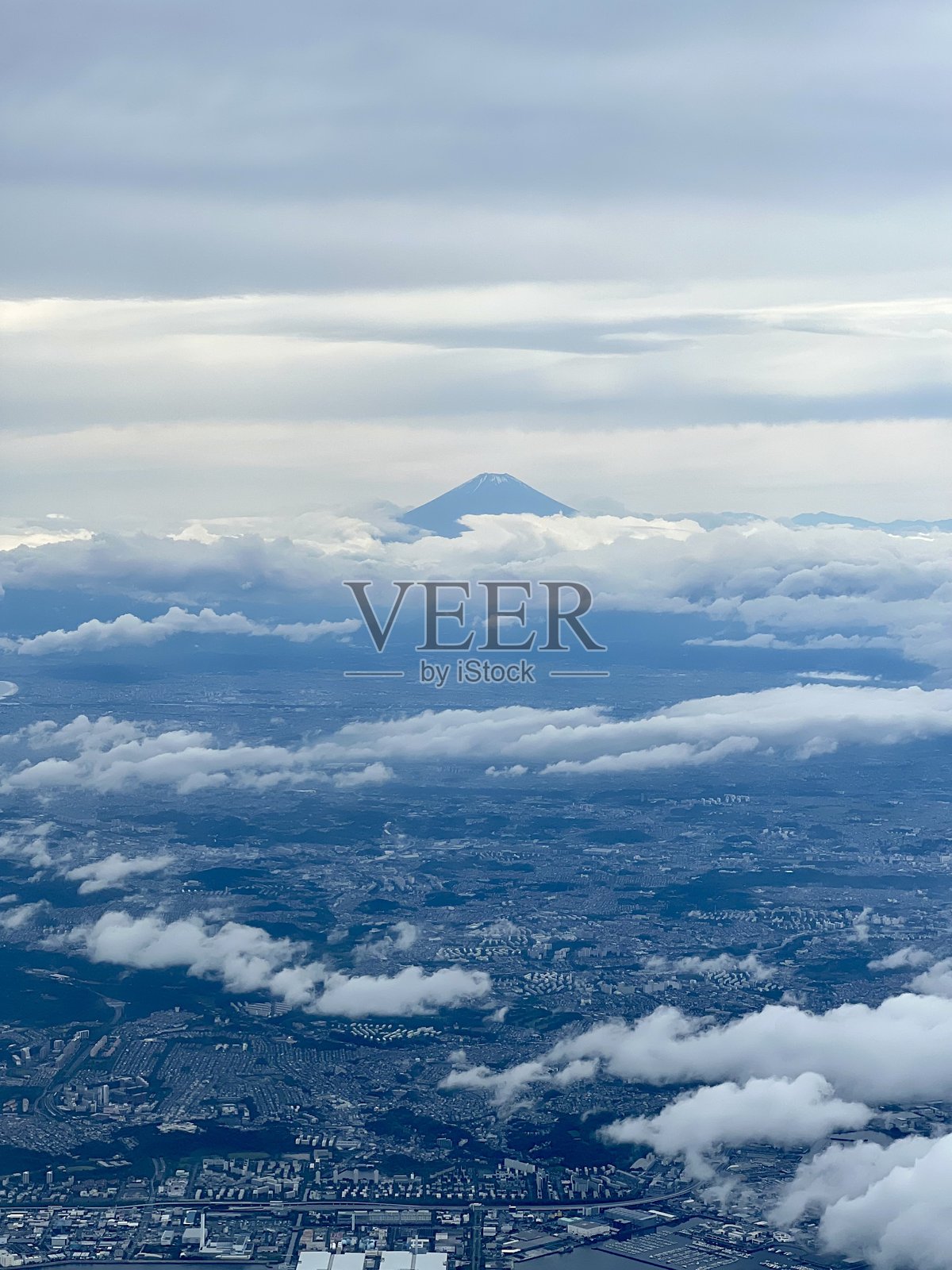 日本云层之上的富士山鸟瞰图照片摄影图片