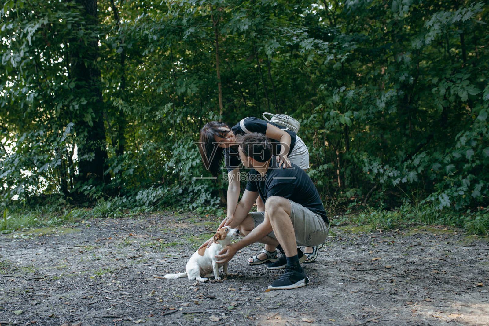 成年夫妇在夏季湖边的自然环境中放松照片摄影图片
