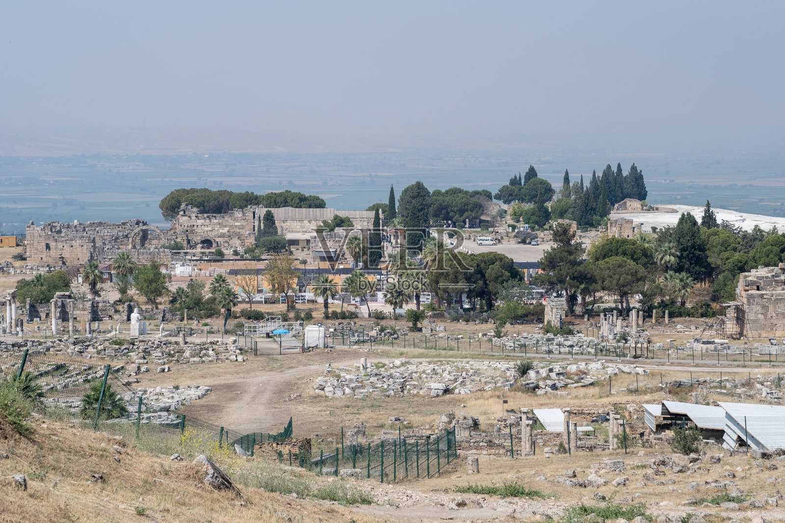 探索帕穆卡莱的古代遗址和壮丽景观，感受宁静的夏日氛围，领略其丰富的历史和自然之美。照片摄影图片