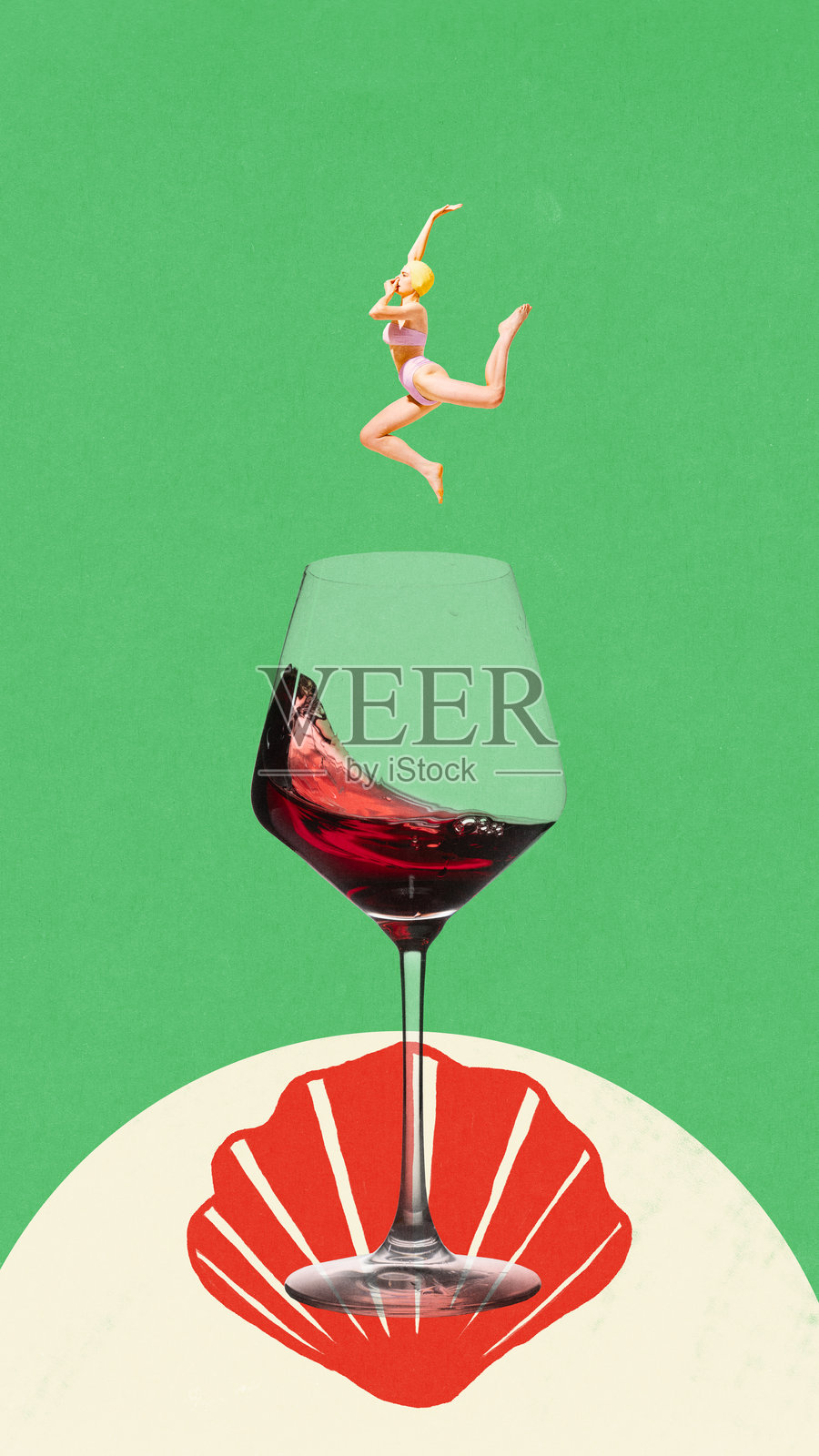 充满创意的数字艺术作品，描绘一位快乐的女性跳入红酒杯中，背景为明亮的绿色，杯中还有海螺。照片摄影图片