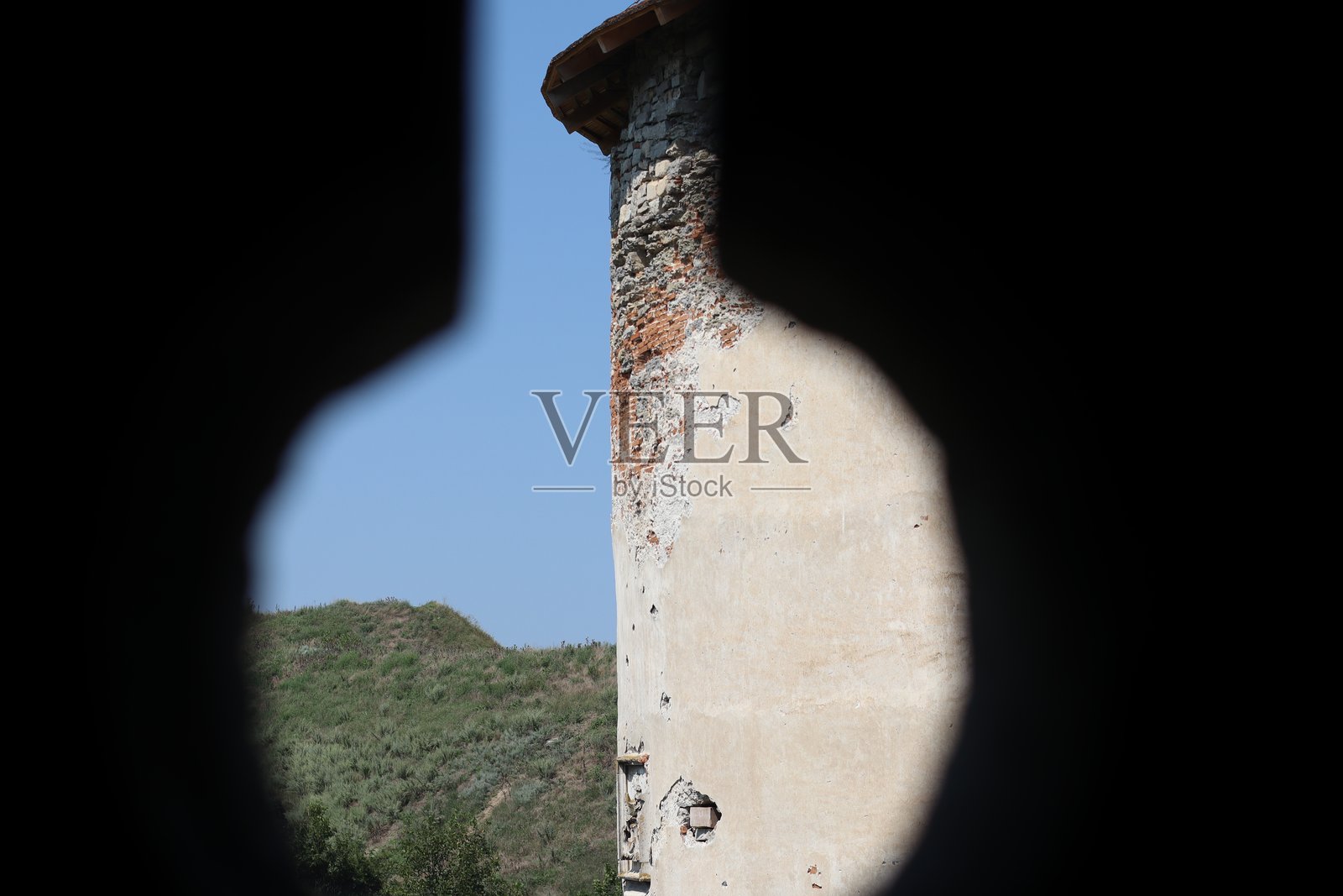 古老石墙的景观，白天可以看到周围的风景照片摄影图片